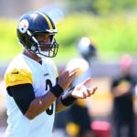 PITTSBURGH, PENSILVÂNIA - 6 DE JUNHO: Russell Wilson nº 3 do Pittsburgh Steelers treina durante o treino fora de temporada do Pittsburgh Steelers OTA no UPMC Rooney Sports Complex em 6 de junho de 2024 em Pittsburgh, Pensilvânia.