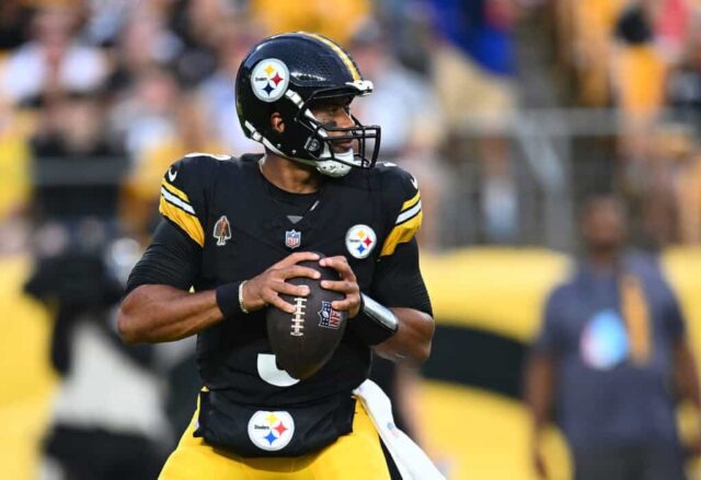 PITTSBURGH, PENSILVÂNIA - 17 DE AGOSTO: Russell Wilson nº 3 do Pittsburgh Steelers tenta passar contra o Buffalo Bills no primeiro quarto durante o jogo de pré-temporada no Acrisure Stadium em 17 de agosto de 2024 em Pittsburgh, Pensilvânia.