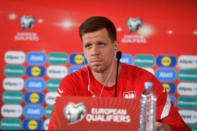 O guarda-redes polaco Wojciech Szczesny participa numa conferência de imprensa um dia antes do jogo de qualificação para o UEFA Euro 2024 entre Moldávia e Polónia