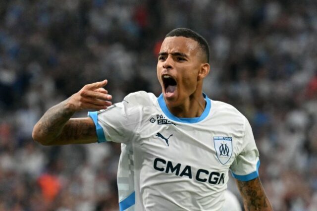 O atacante inglês nº 10 do Marselha, Mason Greenwood, comemora depois de marcar o segundo gol de seu time durante a partida de futebol francês L1 entre Olympique Marseille (OM) e Stade de Reim, no Stade Velodrome, em Marselha, sul da França, em 25 de agosto de 2024