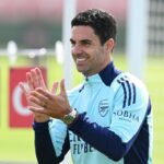 O técnico do Arsenal, Mikel Arteta, durante uma sessão de treinamento no Sobha Realty Training Centre em 30 de agosto de 2024 em London Colney, Inglaterra