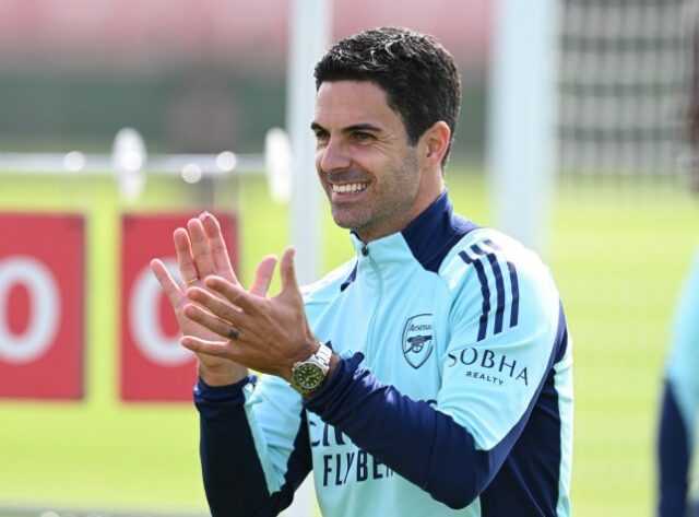 O técnico do Arsenal, Mikel Arteta, durante uma sessão de treinamento no Sobha Realty Training Centre em 30 de agosto de 2024 em London Colney, Inglaterra