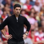 O técnico do Arsenal, Mikel Arteta, observa durante o jogo da Premier League contra Brighton