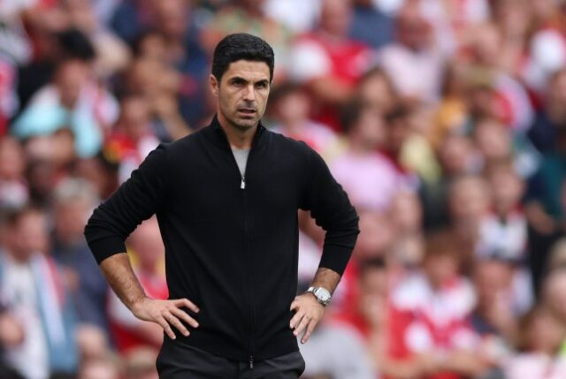 O técnico do Arsenal, Mikel Arteta, observa durante o jogo da Premier League contra Brighton