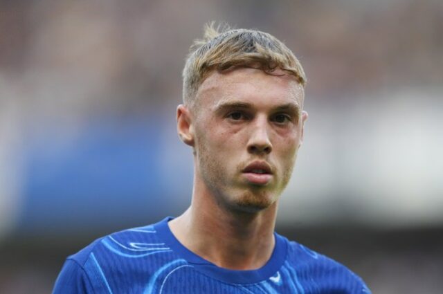 Cole Palmer, do Chelsea, observa durante a partida da Premier League entre Chelsea FC e Crystal Palace FC em Stamford Bridge, em 1 de setembro de 2024, em Londres, Inglaterra.