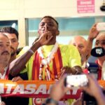 O atacante do Napoli, Victor Osimhen, que o Galatasaray planeja recrutar, chega a Istambul, na Turquia, na terça-feira