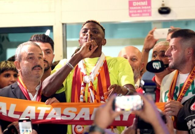 O atacante do Napoli, Victor Osimhen, que o Galatasaray planeja recrutar, chega a Istambul, na Turquia, na terça-feira