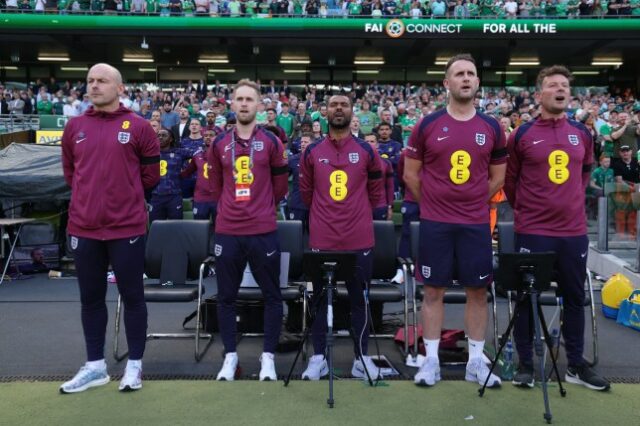 Lee Carsley, técnico interino da Inglaterra, observa e Ashley Cole e outros membros da equipe de bastidores observam o hino nacional antes da partida do Grupo B2 da Liga B da Liga das Nações 2024/25 da UEFA entre República da Irlanda e Inglaterra, no Aviva Stadium, em setembro 07, 2024 em Dublin, Irlanda