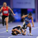 Ambra Sabatini, da equipe italiana, cai na frente de Monica Graziana Contrafatto, da equipe italiana, enquanto corria na final dos 100m femininos T63 no décimo dia dos Jogos Paraolímpicos de verão de Paris 2024, no Stade de France