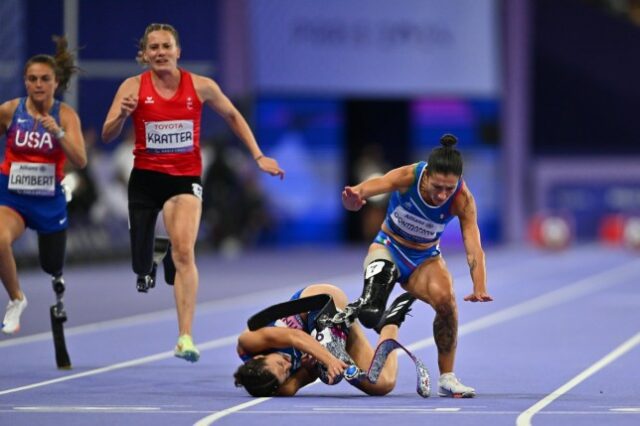 Ambra Sabatini, da equipe italiana, cai na frente de Monica Graziana Contrafatto, da equipe italiana, enquanto corria na final dos 100m femininos T63 no décimo dia dos Jogos Paraolímpicos de verão de Paris 2024, no Stade de France