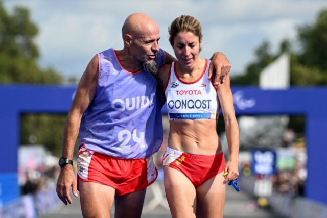 Paraolimpíadas Paris 2024 - Atletismo - Maratona Feminina - T12 - Paris, França - 8 de setembro de 2024 Elena Congost da Espanha com a guia Mia Carol Bruguera comemoram após terminar em terceiro lugar REUTERS/Jennifer Lorenzini