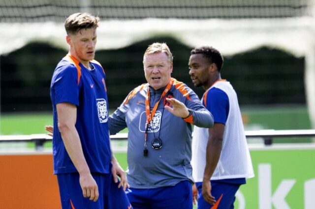 Wout Weghorst reclama com Ronald Koeman após um duelo com Jurrien Timber durante um treino da seleção holandesa no Campus KNVB em 8 de setembro de 2024 em Zeist, Holanda. A seleção holandesa se prepara para o jogo da UEFA Nations League contra a Alemanha. 