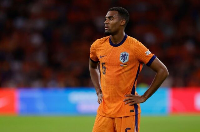 AMSTERDÃO, HOLANDA - 10 DE SETEMBRO: Ryan Gravenberch da Holanda durante a partida da Liga das Nações da UEFA entre Holanda x Alemanha na Johan Cruijff Arena em 10 de setembro de 2024 em Amsterdã, Holanda (Foto de Pim Waslander/Soccrates Images/Getty Images)