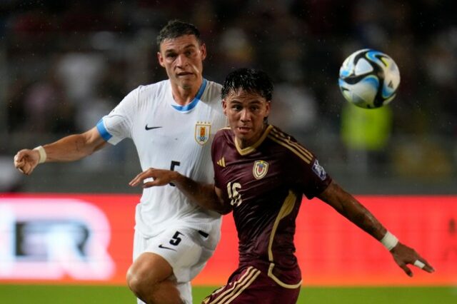 Manuel Ugarte, do Uruguai, à esquerda, persegue Telasco Segovia, da Venezuela, durante partida de qualificação para a Copa do Mundo FIFA de 2026, no Estádio Monumental de Maturin, em Maturin, Venezuela