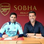 O técnico do Arsenal, Mikel Arteta, com o diretor esportivo Edu Gaspar assina novo contrato no Sobha Realty Training Center