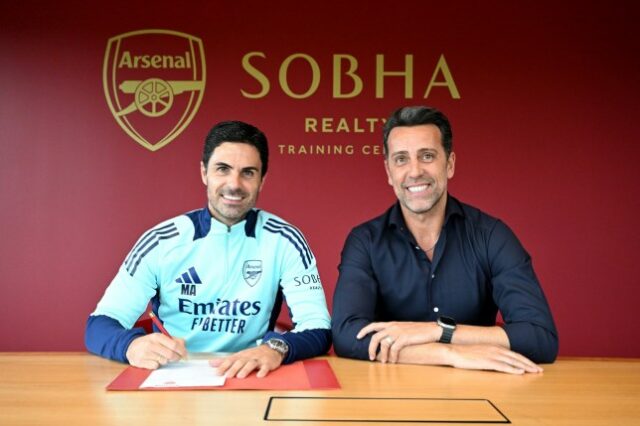 O técnico do Arsenal, Mikel Arteta, com o diretor esportivo Edu Gaspar assina novo contrato no Sobha Realty Training Center