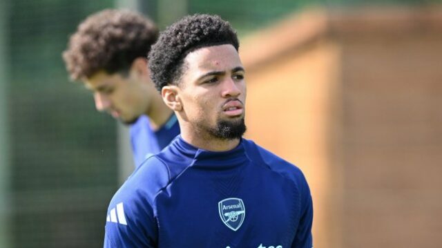 Ethan Nwaneri do Arsenal durante uma sessão de treinamento no Sobha Realty Training Centre em 13 de setembro de 2024 em London Colney, Inglaterra