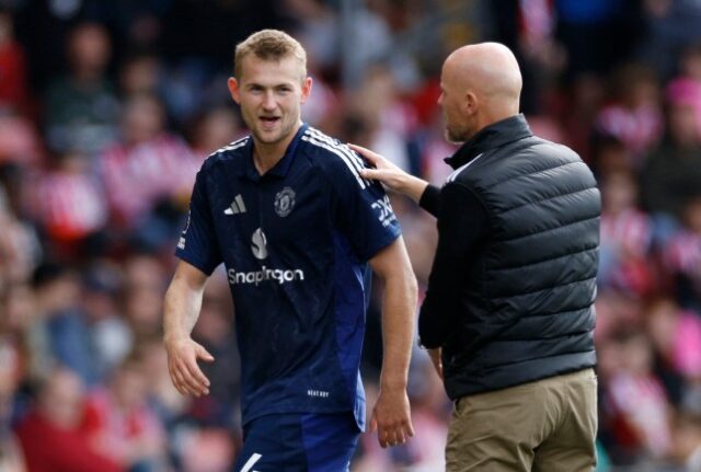 Matthijs de Ligt, do Manchester United, com o técnico Erik ten Hag após ser substituído 