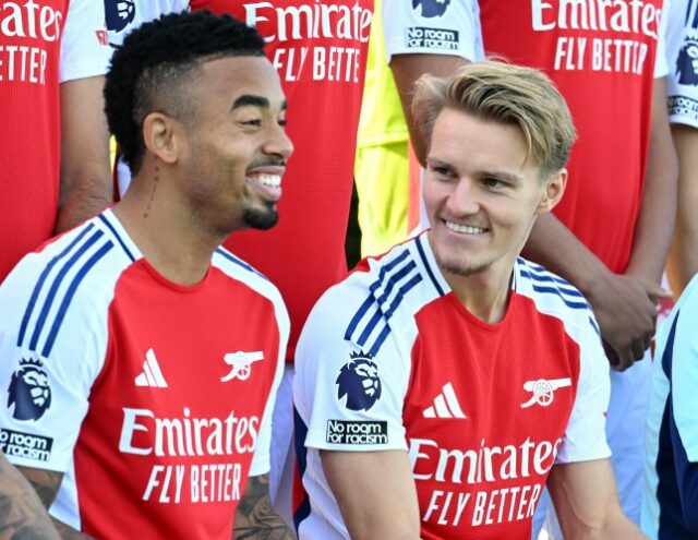 Martin Odegaard do Arsenal durante a fotografia do time masculino do Arsenal no Sobha Realty Training Center