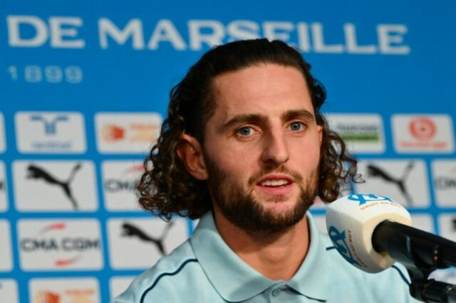 O recém-contratado meio-campista francês do Olympique de Marseille, Adrien Rabiot, responde a perguntas durante sua coletiva de imprensa de apresentação no campo de treinamento do clube em Marselha, em 18 de setembro de 2024.