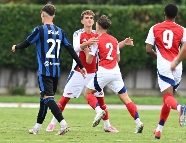 Max Dowman comemora o gol do Arsenal com Theo Julienne durante a partida da UEFA Youth League entre Atalanta BC U19 e Arsenal U19 no Stadio Comunale di Caravaggio em 19 de setembro de 2024 em Caravaggio, Itália