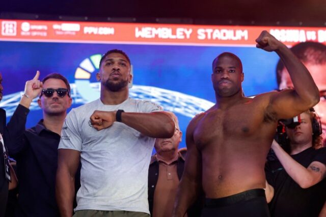 Daniel Dubois e Anthony Joshua durante a pesagem enquanto o promotor Eddie Hearn observa