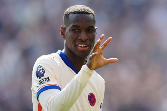 Nicolas Jackson, do Chelsea, comemora após marcar o gol de abertura do jogo durante a partida da Premier League no Estádio de Londres