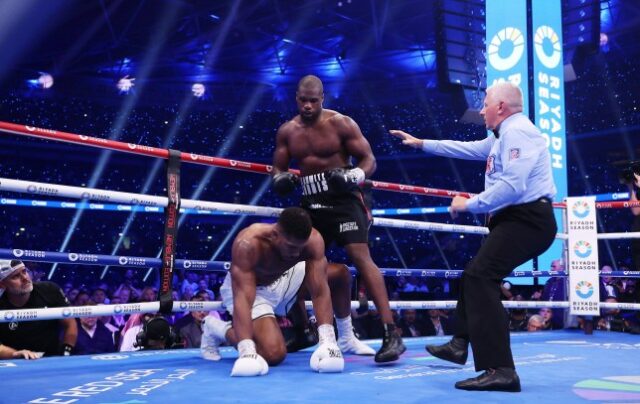 Daniel Dubois nocauteia Anthony Joshua durante a luta pelo título mundial dos pesos pesados ​​​​da IBF entre Daniel Dubois e Anthony Joshua, no card da temporada Riyadh - Wembley Edition no Estádio de Wembley em 21 de setembro de 2024 em Londres, Inglaterra