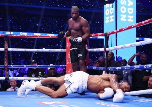 Daniel Dubois nocauteia Anthony Joshua durante a luta pelo título mundial dos pesos pesados ​​​​da IBF entre Daniel Dubois e Anthony Joshua, no card da temporada Riyadh - Wembley Edition no Estádio de Wembley em 21 de setembro de 2024 em Londres, Inglaterra