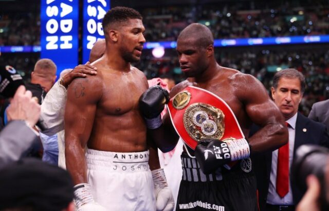 Daniel Dubois e Anthony Joshua reagem após a luta pelo título mundial dos pesos pesados ​​​​da IBF entre Daniel Dubois e Anthony Joshua, no card Riyadh Season - Wembley Edition no Estádio de Wembley em 21 de setembro de 2024 em Londres, Inglaterra.