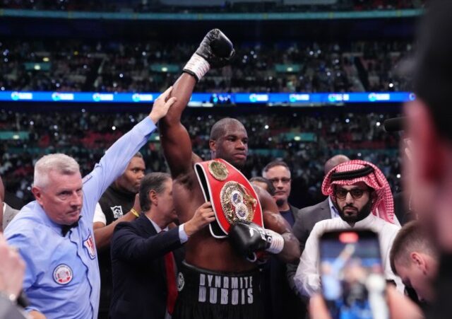 Daniel Dubois comemora vitória contra Anthony Joshua