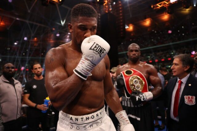 Anthony Joshua observa depois de perder para Daniel Dubois em sua luta pelo título mundial de pesos pesados ​​​​da IBF como parte da temporada de Riyadh - card Wembley Edition no Estádio de Wembley em 21 de setembro de 2024 em Londres, Inglaterra