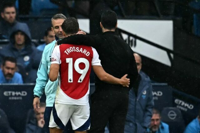 O técnico espanhol do Arsenal, Mikel Arteta, abraça o meio-campista belga do Arsenal, Leandro Trossard, ao deixar o campo após receber cartão vermelho 