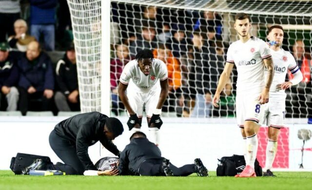 Tahith Chong, de Luton Town, é visto necessitando de atenção médica durante a primeira metade de Plymouth Argyle x Luton Town