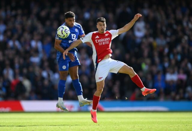 LONDRES, INGLATERRA - 28 DE SETEMBRO: James Justin do Leicester City e Gabriel Martinelli do Arsenal lutam pela bola durante a partida da Premier League entre Arsenal FC e Leicester City FC no Emirates Stadium em 28 de setembro de 2024 em Londres, Inglaterra. (Foto de Shaun Botterill/Getty Images)