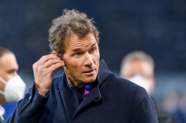 Jens Lehmann observa durante a partida da segunda mão das quartas de final da Liga dos Campeões da UEFA entre Borussia Dortmund e Manchester City, no Signal Iduna Park, em 14 de abril de 2021, em Dortmund, Alemanha