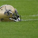 Uma visão detalhada de um capacete do New Orleans Saints antes de um jogo de pré-temporada contra o Green Bay Packers no Lambeau Field em 19 de agosto de 2022 em Green Bay, Wisconsin. Os Packers derrotaram o Saints por 20-10.