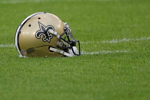 Uma visão detalhada de um capacete do New Orleans Saints antes de um jogo de pré-temporada contra o Green Bay Packers no Lambeau Field em 19 de agosto de 2022 em Green Bay, Wisconsin. Os Packers derrotaram o Saints por 20-10.