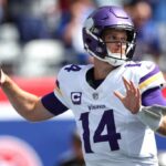 EAST RUTHERFORD, NOVA JERSEY - 08 DE SETEMBRO: Sam Darnold # 14 do Minnesota Vikings passa a bola no primeiro quarto do jogo contra o New York Giants no MetLife Stadium em 08 de setembro de 2024 em East Rutherford, Nova Jersey.