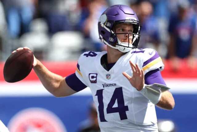 EAST RUTHERFORD, NOVA JERSEY - 08 DE SETEMBRO: Sam Darnold # 14 do Minnesota Vikings passa a bola no primeiro quarto do jogo contra o New York Giants no MetLife Stadium em 08 de setembro de 2024 em East Rutherford, Nova Jersey. 