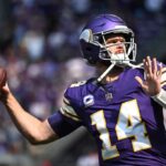 MINNEAPOLIS, MINNESOTA - 22 DE SETEMBRO: O quarterback Sam Darnold # 14 do Minnesota Vikings passa a bola contra o Houston Texans durante o primeiro quarto no US Bank Stadium em 22 de setembro de 2024 em Minneapolis, Minnesota.