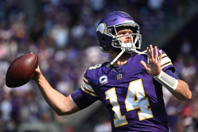 MINNEAPOLIS, MINNESOTA - 22 DE SETEMBRO: O quarterback Sam Darnold # 14 do Minnesota Vikings passa a bola contra o Houston Texans durante o primeiro quarto no US Bank Stadium em 22 de setembro de 2024 em Minneapolis, Minnesota. 