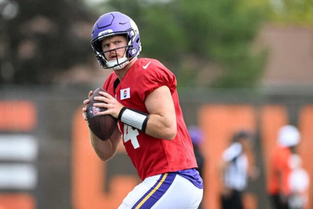 BEREA, OHIO - 14 DE AGOSTO: Sam Darnold # 14 do Minnesota Vikings faz um exercício durante um treino conjunto no campo de treinamento com o Cleveland Browns no CrossCountry Mortgage Campus em 14 de agosto de 2024 em Berea, Ohio.