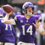 MINNEAPOLIS, MINNESOTA - 15 DE SETEMBRO: Sam Darnold # 14 do Minnesota Vikings lança um passe contra o San Francisco 49ers durante o quarto período no US Bank Stadium em 15 de setembro de 2024 em Minneapolis, Minnesota.