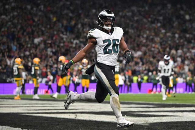 SÃO PAULO, BRASIL - 06 DE SETEMBRO: Saquon Barkley nº 26 do Philadelphia Eagles comemora após um touchdown durante o segundo quarto contra o Green Bay Packers na Arena Corinthians em 06 de setembro de 2024 em São Paulo, Brasil.