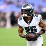 BALTIMORE, MARYLAND - 09 DE AGOSTO: Saquon Barkley # 26 do Philadelphia Eagles se aquece antes do jogo de pré-temporada contra o Baltimore Ravens no M&T Bank Stadium em 09 de agosto de 2024 em Baltimore, Maryland.