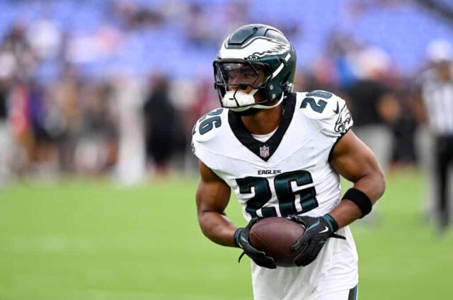 BALTIMORE, MARYLAND - 09 DE AGOSTO: Saquon Barkley # 26 do Philadelphia Eagles se aquece antes do jogo de pré-temporada contra o Baltimore Ravens no M&T Bank Stadium em 09 de agosto de 2024 em Baltimore, Maryland.