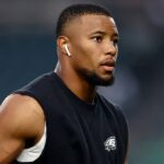 FILADÉLFIA, PENSILVÂNIA - 16 DE SETEMBRO: Saquon Barkley # 26 do Philadelphia Eagles se aquece antes do jogo contra o Atlanta Falcons no Lincoln Financial Field em 16 de setembro de 2024 na Filadélfia, Pensilvânia.