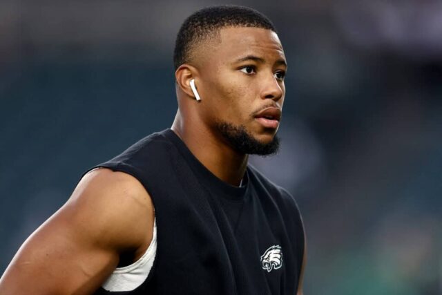 FILADÉLFIA, PENSILVÂNIA - 16 DE SETEMBRO: Saquon Barkley # 26 do Philadelphia Eagles se aquece antes do jogo contra o Atlanta Falcons no Lincoln Financial Field em 16 de setembro de 2024 na Filadélfia, Pensilvânia.