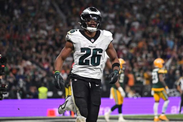 SÃO PAULO, BRASIL - 06 DE SETEMBRO: Saquon Barkley nº 26 do Philadelphia Eagles comemora após um touchdown durante o segundo quarto contra o Green Bay Packers na Arena Corinthians em 06 de setembro de 2024 em São Paulo, Brasil.